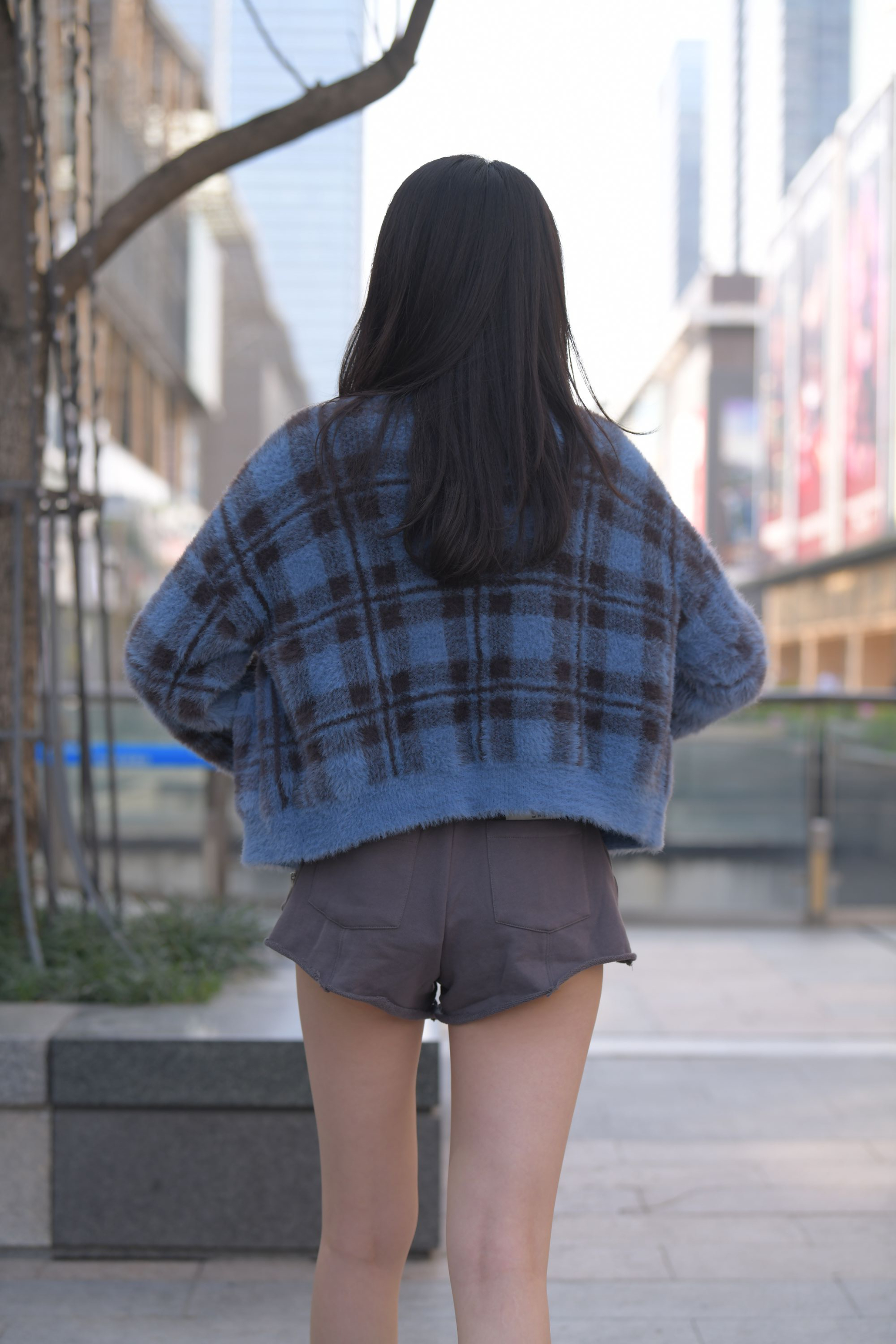 512.【红石街拍作品】灰色热裤长腿美女 - 第12张