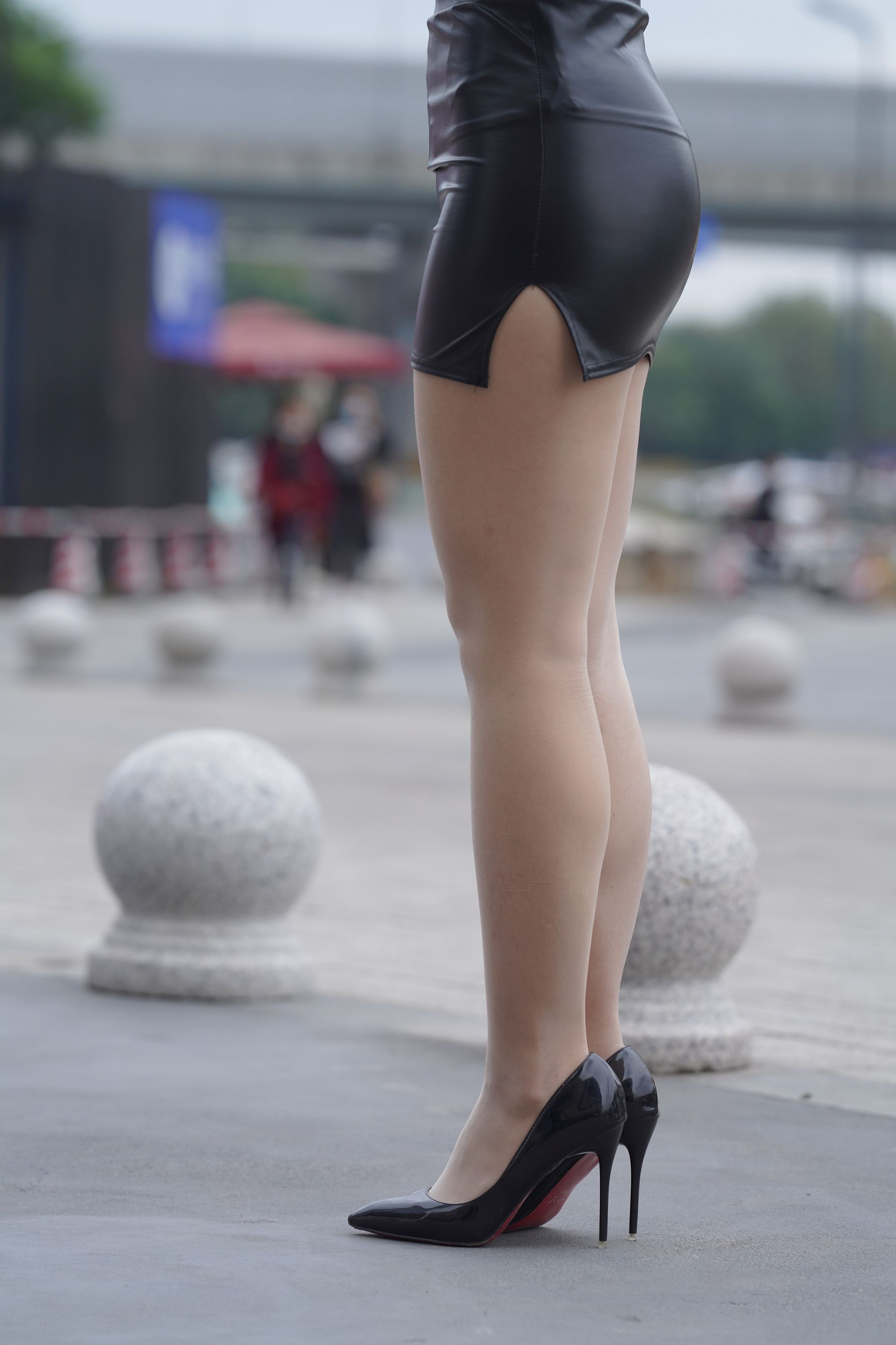 F197.【牛男街拍】紧俏的制服皮裙女孩.15.72G - 第1张